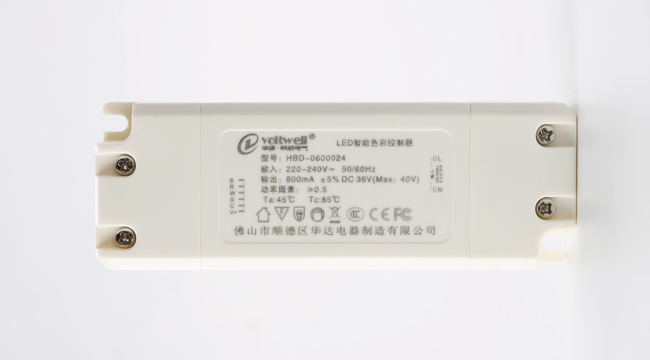 華輝照明LED辦公吊線燈,led面板燈,直發(fā)光面板燈，側(cè)發(fā)光面板燈,面板燈廠家擁有專業(yè)生產(chǎn)團隊，從面板燈零配件到電源都自己生產(chǎn)，保證每個環(huán)節(jié)的品質(zhì)。